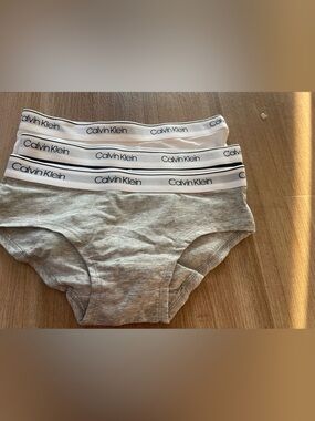 NWOT Calvin Klein Girls Gray & White Logo Cotton Briefs size 7/8 m -3 pack